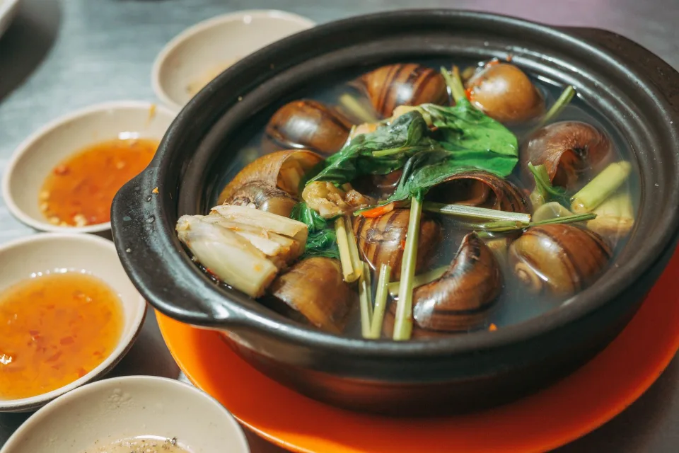 Không gian quán buổi tối